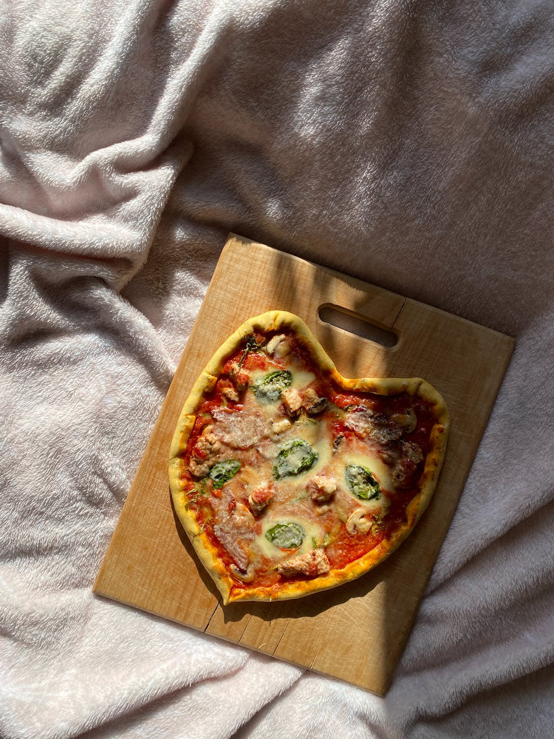 🍕Stay-at-Home Romance: Three Cozy Ideas for a Memorable Valentine's Day🍷
