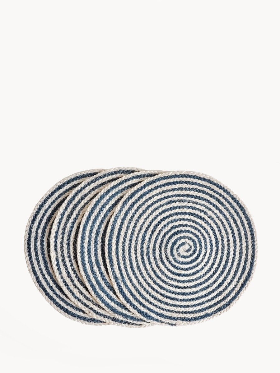 Spiral jute placemat in blue and cream